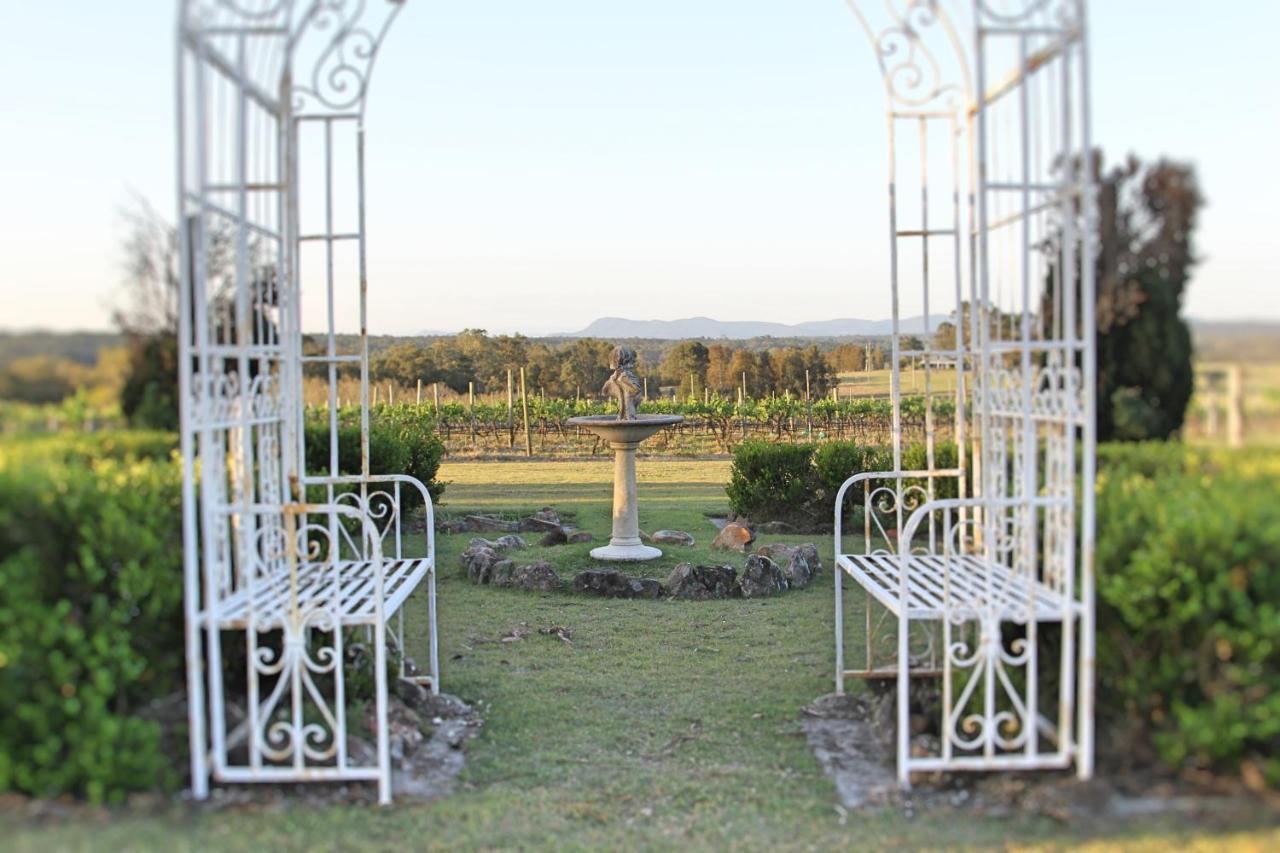 Blueberry Hill Vineyard Stay Rothbury ภายนอก รูปภาพ