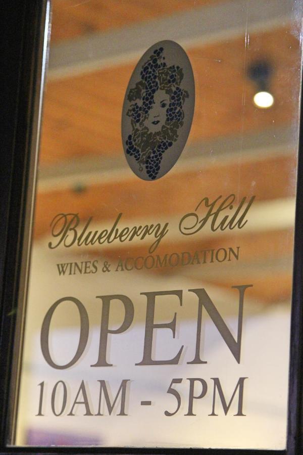 Blueberry Hill Vineyard Stay Rothbury ภายนอก รูปภาพ